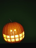 Glowing jack-o-lantern Impressão fotográfica por Bernd Vogel Glowing jack-o-lantern Impressão fotográfica por Bernd Vogel