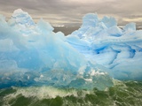 Waves Lapping Against Iceberg at the Antarctic Peninsula Photographie par John Eastcott & Yva Momatiuk