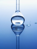Liquid in a scientific flask Lámina fotográfica