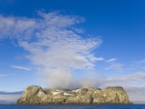 Morning Fog Over Small Rocky Island at South Shetland Islands Lámina fotográfica por John and Yva Eastcott And Momatiuk Morning Fog Over Small Rocky Island at South Shetland Islands Lámina fotográfica por John and Yva Eastcott And Momatiuk
