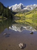 Aspens reflecting in lake under Maroon Bells, Colorado Photographic Print by Joseph Sohm