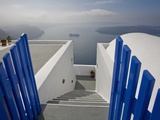 View from the Village of Oia perched on steep Cliffs overlooking the submerged Caldera, Santorini,  Fotografie-Druck von Ron Watts