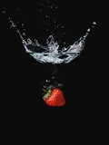 Strawberry in Water Photographie par John Smith