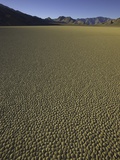 Granulated surface of sandy playa called Racetrack, Death Valley National Park, CA Lámina fotográfica por John Eastcott & Yva Momatiuk