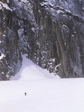 Backcountry Skier Underneath Snowpatch Spire, Bugaboos, British Columbia, Canada. Photographie par Chris Joseph