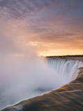 Horseshoe Falls at Sunset from Table Rock Viewpoint, Niagara Falls, Ontario Photographie par Darwin Wiggett