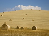 Italy, Tuscany, Bales of straw on corn fields Photographie par Fotofeeling 