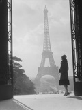 Moody Silhouetted Woman Paris Standing in Trocadero Looking Toward Eiffel Tower Photographie par H. Armstrong Roberts