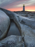 Peggy's Cove Lighthouse at Dusk, Peggy's Cove, Nova Scotia, Canada Photographie par Darwin Wiggett