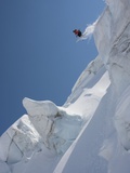 Back country skier jumping off mountain Photographie par John Norris