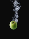Green Apple in Water Photographie par John Smith