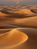 Jon Bower - Sunset over the sand dunes in Dubai - Fotografik Baskı Jon Bower - Sunset over the sand dunes in Dubai - Fotografik Baskı
