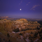 Moonrise over Bryce Canyon National Park Photographie par John Eastcott & Yva Momatiuk