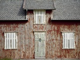 A Weathered, Once Red, Home on the Island of Vaeroya Fotografisk trykk av Ira Block
