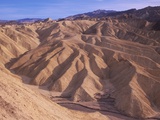 USA, California, Death Valley National Monument, Zabriske Point, Erosion Patterns in Sandstone Lámina fotográfica por Chris Cheadle USA, California, Death Valley National Monument, Zabriske Point, Erosion Patterns in Sandstone Lámina fotográfica por Chris Cheadle