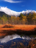 Mountains, autumn colors and lake Photographie