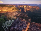 Sandstone Cliffs at Sunset Photographie par Theo Allofs