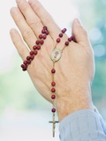 Praying hands with prayer beads Fotografisk trykk av Paul Burns
