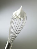 Whisk with Beaten Egg-whites Photographie par Steve Lupton