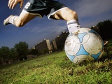 Joueur de football frappant le ballon Photographie par Randy Faris