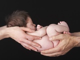 Baby Girl Cradled in Parents' Hands Fotografie-Druck