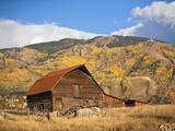 The famous Steamboat Barn, Steamboat Springs Ski Area in the background with yellow aspen trees, Co Photographie par Ron Dahlquist