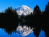 Mount Rainier and Lake Reflections Photographie par Mark Karrass