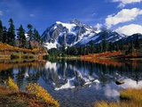 Autumn Foliage Surrounding Picture Lake Photographie par Craig Tuttle