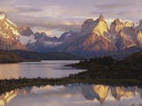 Cuernos del Paine and Lake Pehoe at Sunrise Lámina fotográfica por Theo Allofs Cuernos del Paine and Lake Pehoe at Sunrise Lámina fotográfica por Theo Allofs