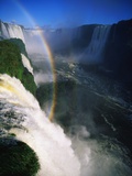 Rainbow Arching into Iguazu Waterfalls Photographie par Pablo Corral Vega