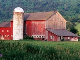 Older Barn With Silo in Lush Greenery Photographie par Peter Finger