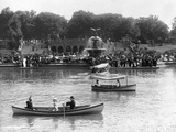 Boaters in Front of Bethesda Terrace, Central Park Photographie
