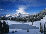 Lake and Mount Rainier Fotografie-Druck von Mark Karrass