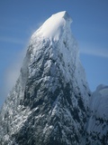 Snowy Peak on Antarctic Coast Lámina fotográfica por George Lepp