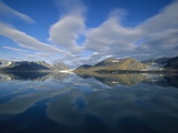 Arctic Skyline Reflecting in Water Photographie par Onne van der Wal