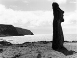 Moai by the Seashore Photographie par Chris Rainier
