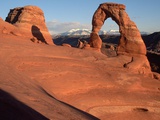 Delicate Arch in Low-Lying Sunlight Lámina fotográfica por Joe McDonald Delicate Arch in Low-Lying Sunlight Lámina fotográfica por Joe McDonald