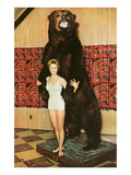 Lady with Bear, Retro Kunstdrucke