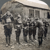 World War I: Gas Masks Lámina fotográfica por Edmund Dulac World War I: Gas Masks Lámina fotográfica por Edmund Dulac