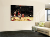 Philadelphia 76ers v Toronto Raptors: Jrue Holiday and Peja Stojakovic Plakater af Ron Turenne