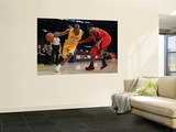 Atlanta Hawks v Los Angeles Lakers, Los Angeles, CA - February 22: Kobe Bryant and Josh Smith Affiches par Jeff Gross