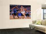 Oklahoma City Thunder v Dallas Mavericks - Game One, Dallas, TX - MAY 17: Peja Stojakovic and Kevin Posters af Andrew Bernstein