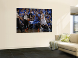 Oklahoma City Thunder v Dallas Mavericks - Game One, Dallas, TX - MAY 17: Kendrick Perkins and Dirk Affiches par Danny Bollinger