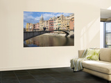 People Crossing Pont D'En Gomez Above Onyar River before Colourful Old Buildings Affiches par Craig Pershouse