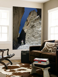 Hiker Beneath the Sheer Rock Walls of Samaria Gorge Affiches par Gareth McCormack
