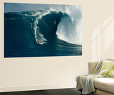Surfeur sur une vague immense au nord de l'île Maui Affiches par Patrick McFeeley