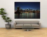 Manhattan Skyline and Brooklyn Bridge at Dusk, New York City, New York, USA Posters av Amanda Hall Manhattan Skyline and Brooklyn Bridge at Dusk, New York City, New York, USA Posters av Amanda Hall