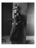 Vogue - August 1934 - Woman in Black Coat Photographie par Lusha Nelson