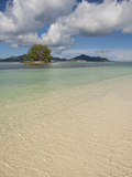 View of a Tiny Island Off the Coast of La Digue, Island of La Digue, Seychelles Fotografisk tryk af Cindy Miller Hopkins