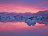 Sunset over the Jokulsarlon Glacier Lagoon, Hofn, Iceland Photographie par Josh Anon